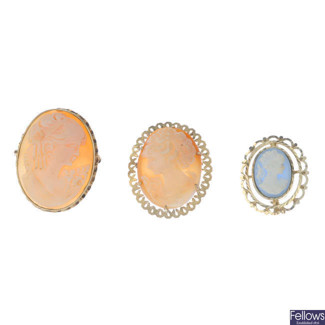Four items of 9ct gold cameo jewellery.