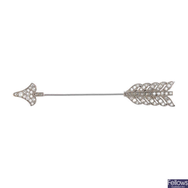 An early 20th century platinum diamond arrow jabot pin.
