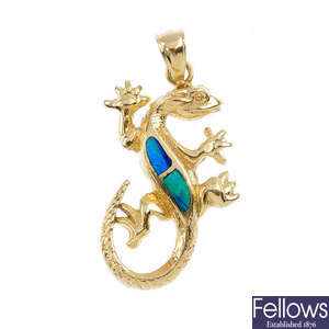 An opal doublet lizard pendant, with chain.
