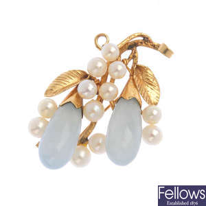 A jade and cultured pearl brooch.