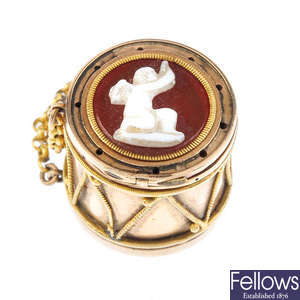 A late Georgian gold hardstone cameo novelty drum charm.
