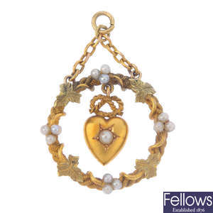 An early 20th century 15ct gold split pearl pendant.