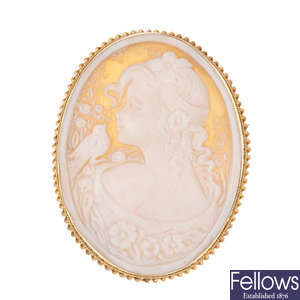 A 9ct gold shell cameo brooch.