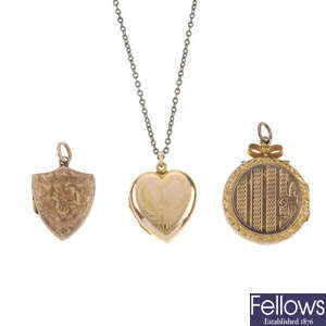 Four 9ct back and front lockets.
