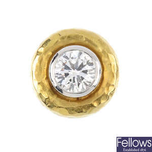 A single 18ct gold diamond single-stone stud earring.
