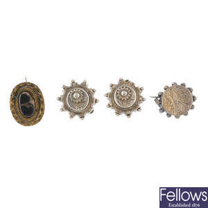 A selection of late 19th to early 20th century jewellery.