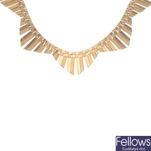 A 1950s 9ct gold fringe necklace.