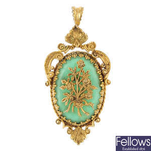 A 9ct gold dyed chalcedony pendant.