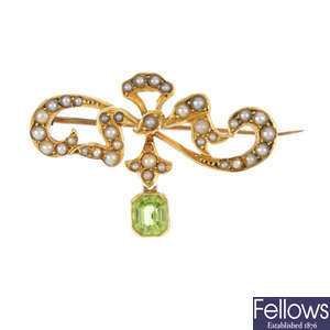 An Edwardian 15ct gold split pearl and peridot brooch.