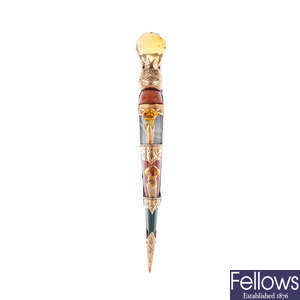 A late 19th century gold Scottish hardstone dirk brooch.