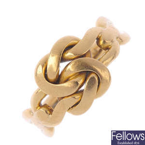 An 18ct gold knot ring.
