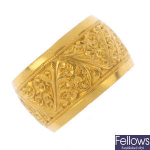A 1960s 22ct gold band ring.