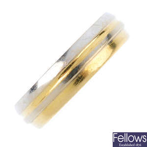 A gentleman's 18ct gold bi-colour band ring.