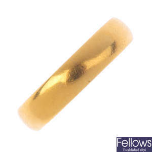 An Edwardian 22ct gold band ring.