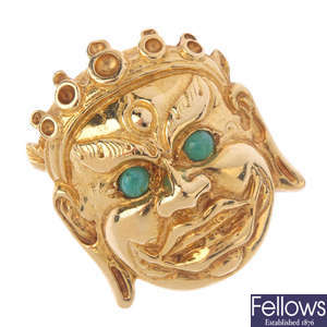An emerald novelty dress ring.