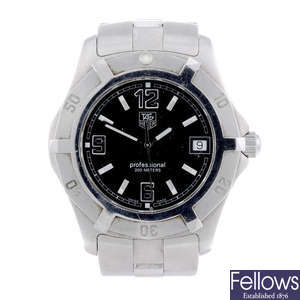 TAG HEUER - a gentleman's stainless steel 2000 Exclusive bracelet watch.