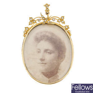 An early 20th century 9ct gold and split pearl photograph pendant.