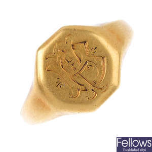 An early 20th century 18ct gold signet ring.