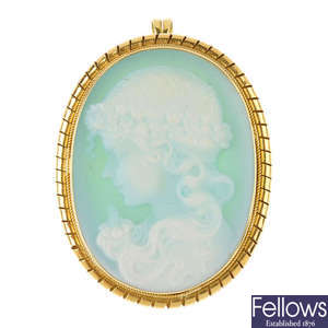 A dyed chalcedony cameo brooch.