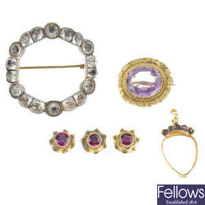 A selection of early 19th to early 20th century jewellery.