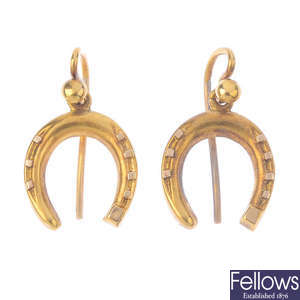 A set of late Victorian 18ct gold horseshoe jewellery, circa 1890.