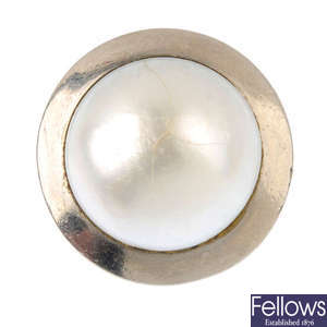 A mabe pearl dress ring.