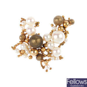 A 1970s 9ct gold cultured pearl brooch.