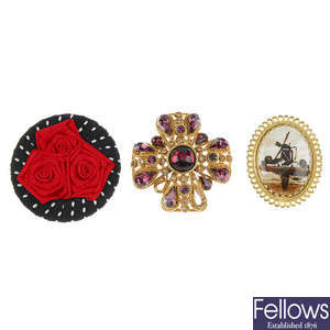 A large quantity of costume jewellery brooches.
