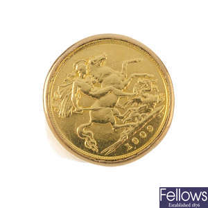 A 9ct gold half sovereign ring.
