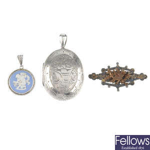 A selection of jewellery. To include late 19th and early 20th century pieces.