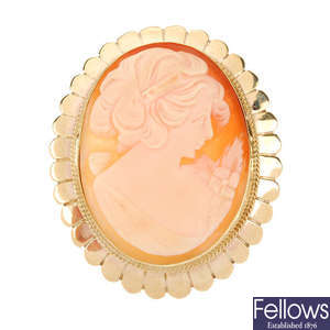 A gold cameo brooch.