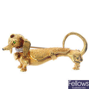 A 1960s 9ct gold dachshund brooch.
