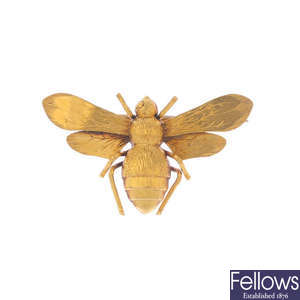A late Victorian 15ct gold bee brooch.