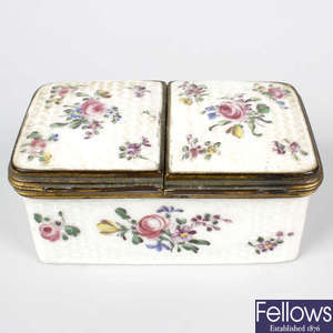 A small early 19th century porcelain box.