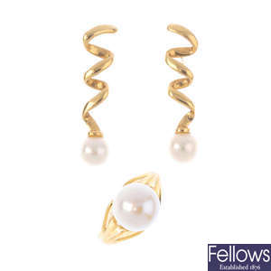 A set of cultured pearl jewellery, with a cultured pearl ring and a chain.