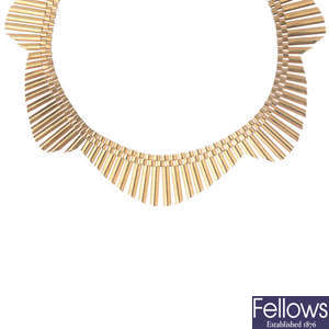 A 1950s 9ct gold necklace.