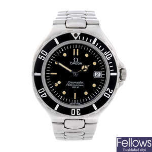 OMEGA - a gentleman's stainless steel Seamaster Professional 200M bracelet watch.