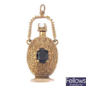 A 9ct gold scent bottle pendant.