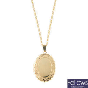 A 9ct gold pendant, with 9ct gold chain.