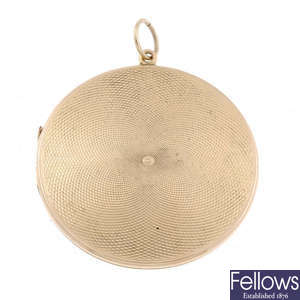An early 20th century 15ct gold locket.