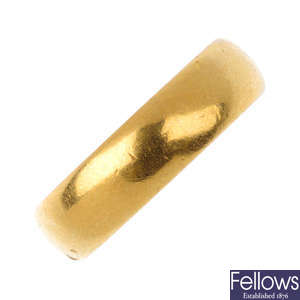 A 1920s 22ct gold band ring.
