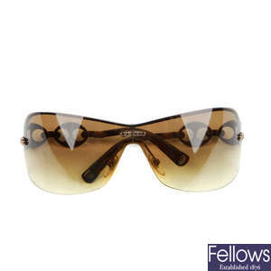 GUCCI - a pair of Marina Chain Shield sunglasses.