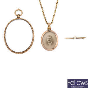 Three items of late 19th to early 20th century jewellery.