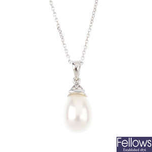 An 18ct gold cultured pearl pendant, with chain.