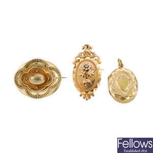 A selection of late 19th century jewellery.