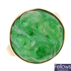 A 9ct gold carved jade ring.