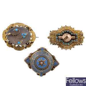 Three late Victorian memorial brooches.