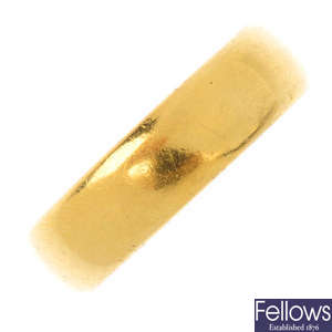 A 1910s 22ct gold band ring.