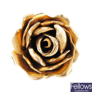 A 9ct gold floral dress ring.
