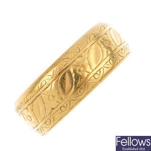 An 18ct gold band ring